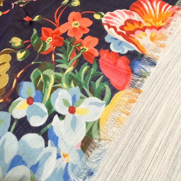 GUCCI Wool Josephine Floral Shawl Blue Multicolor New with Tags and Dust Bag - Picture 7 of 11